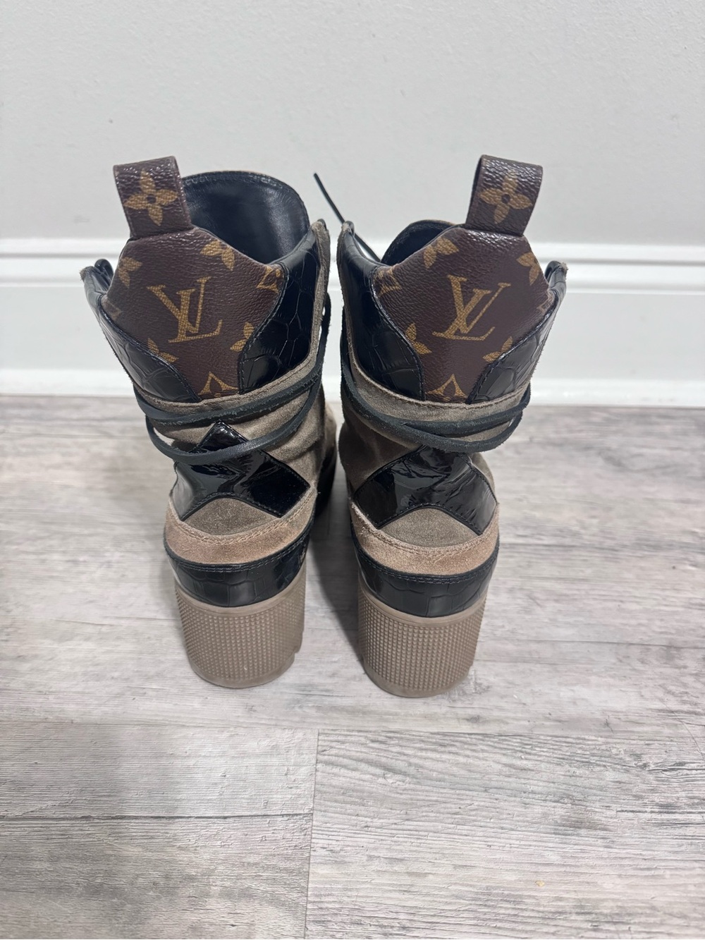 Louis Vuitton Laureate Platform Desert Boots Taupe Suede Monogram - Picture 4 of 5
